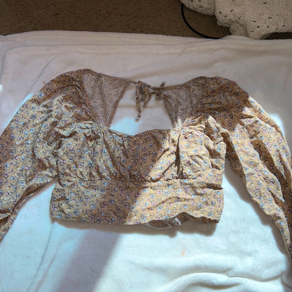 “sky and sparrow” floral long sleeve crop top, size M